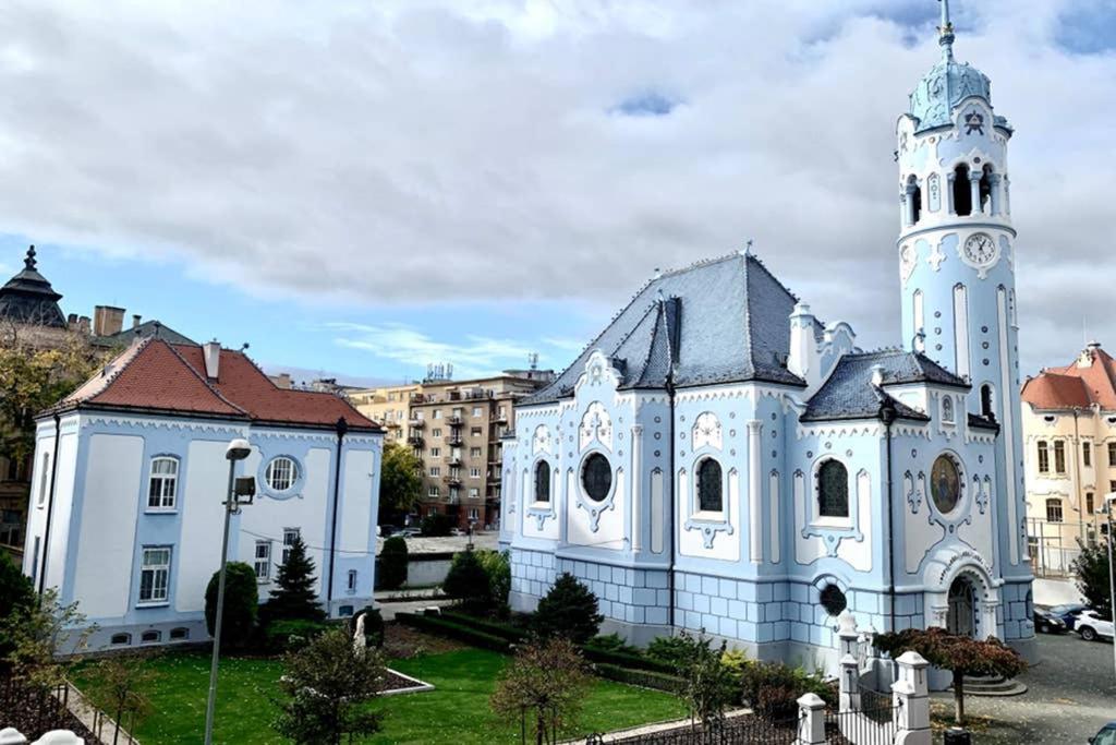 New, Beautiful Apt With Parking In Best Location! Bratislava Buitenkant foto