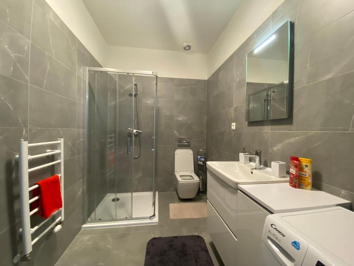 New, Beautiful Apt With Parking In Best Location! Bratislava Buitenkant foto