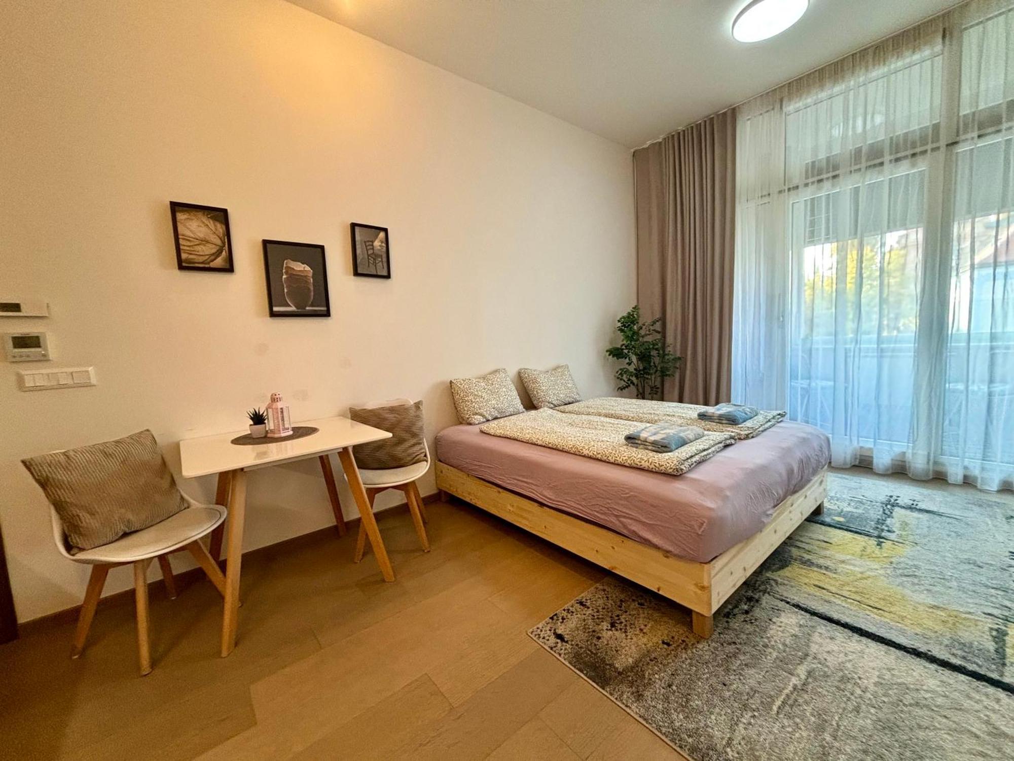 New, Beautiful Apt With Parking In Best Location! Bratislava Buitenkant foto