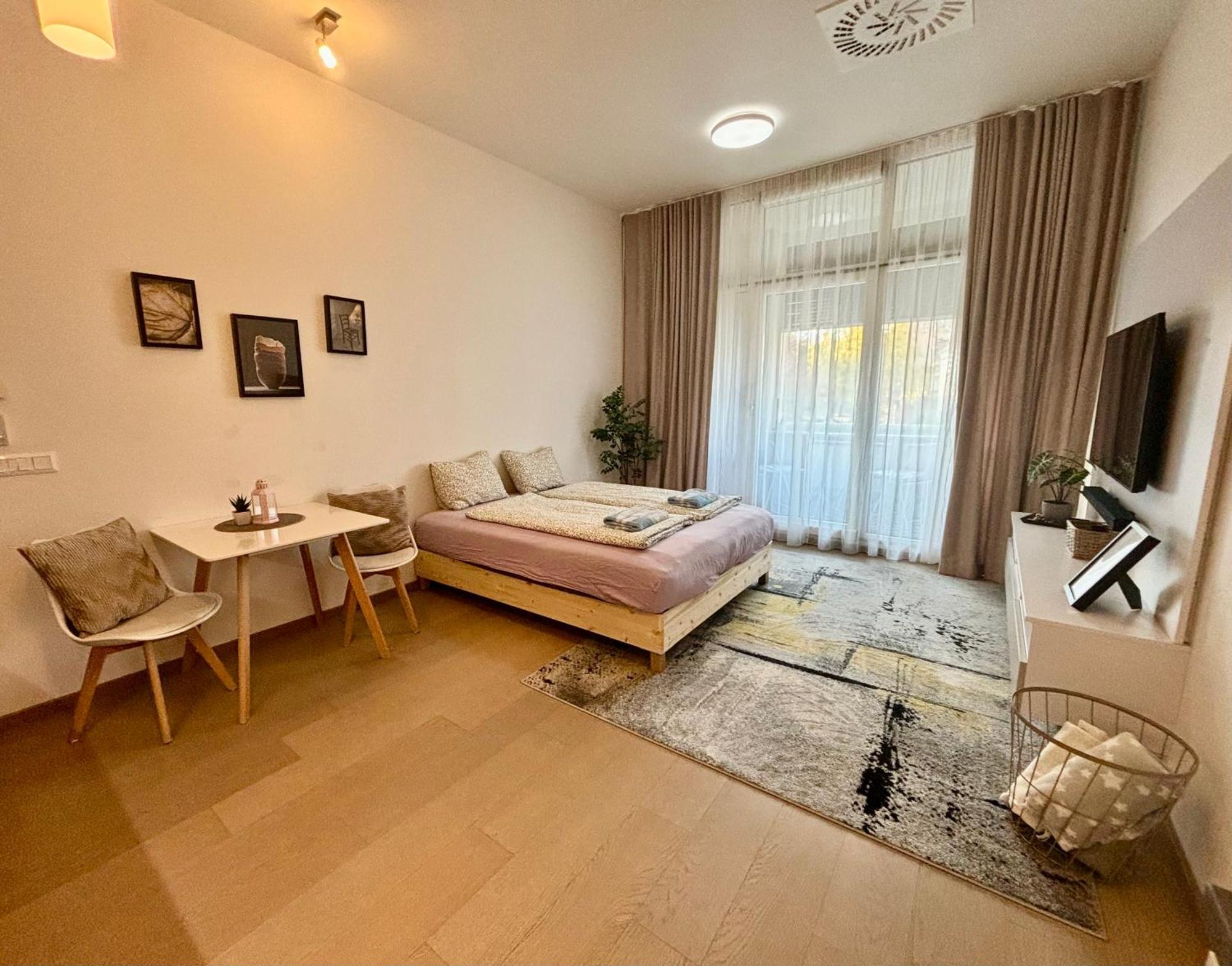 New, Beautiful Apt With Parking In Best Location! Bratislava Buitenkant foto